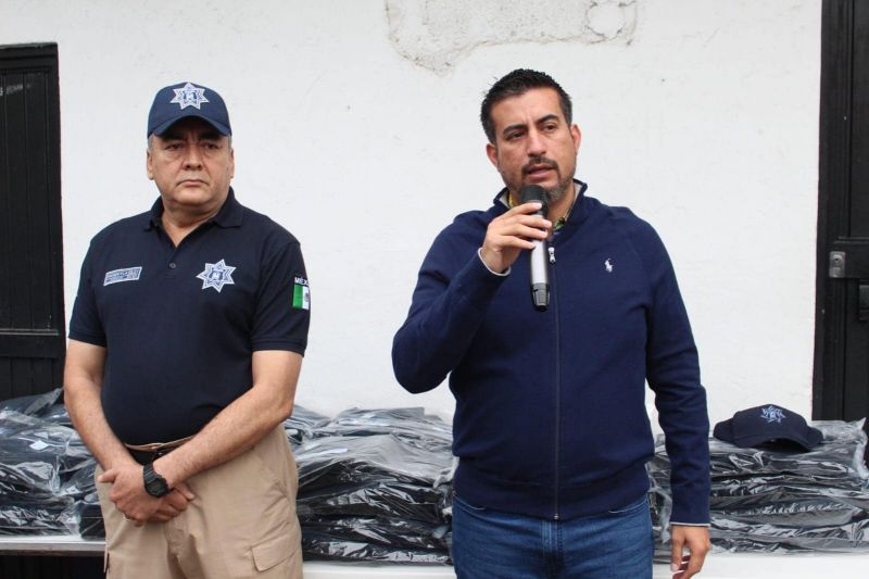 Alcalde de Huejutla da equipo y propone aumento a policías